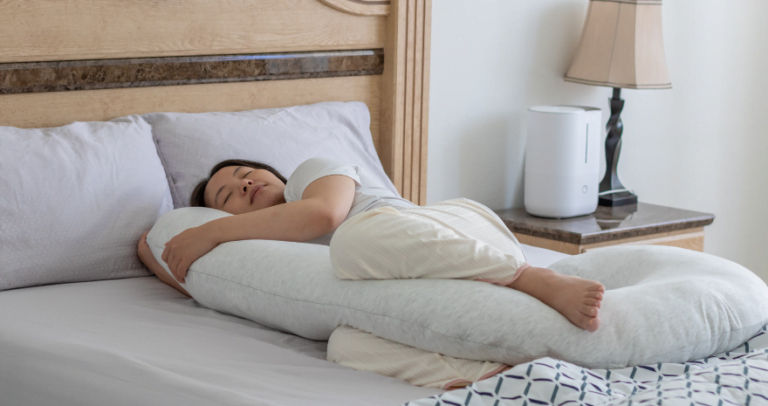 How to sleep with a pregnancy pillow